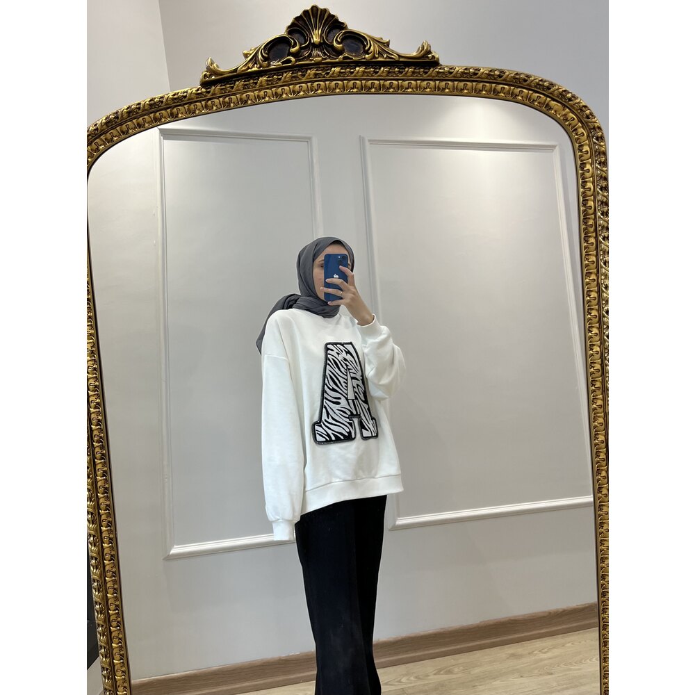 Beyaz taşlı sweatshirt — fotoğraf 3