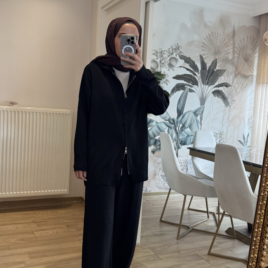 Siyah çift fermuarlı triko takım — fotoğraf 2